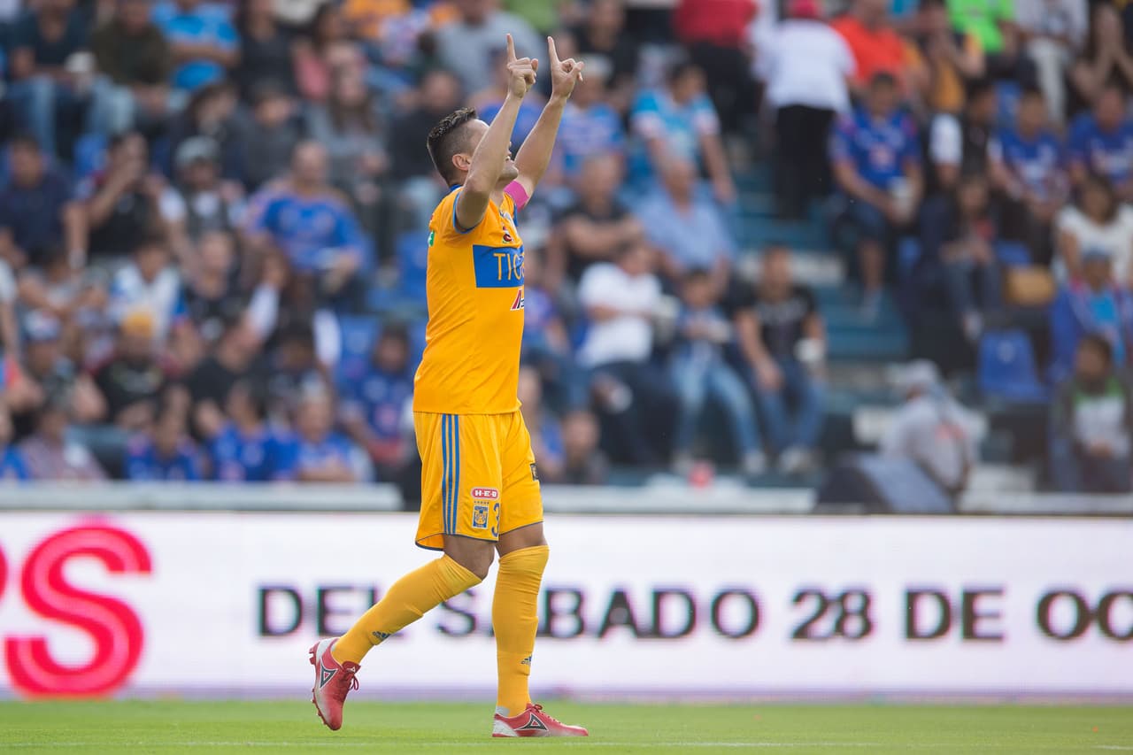 Juninho se encargó de convertir la pena máxima. Con10 hombres, el Cruz Azul poco pudo hacer en la segunda mitad.