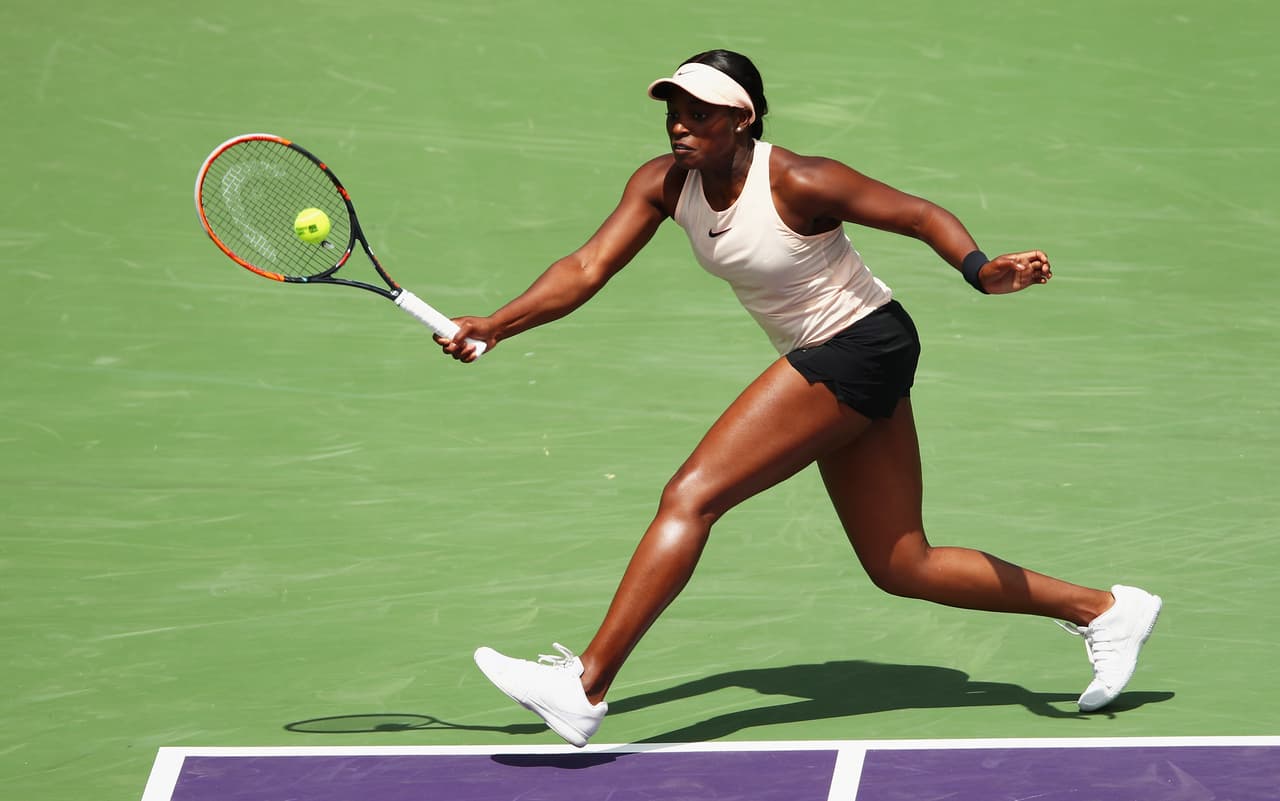 La estadounidense Sloane Stephens, de 25 años, ha sorprendido en Miami Open y su parecido físico con Serena Williams ha llamado la atención por su potencia y agresividad.La estadounidense Sloane Stephens, de 25 años, ha sorprendido en Miami Open y su parecido físico con Serena Williams ha llamado la atención por su potencia y agresividad.