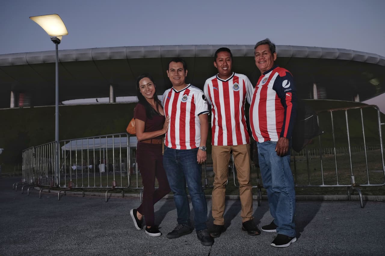 Los fanáticos de Chivas de Guadalajara se alistan en el Estadio Akron para el encuentro por la Jornada 13 del 
<a href="https://www.univision.com/deportes/futbol/liga-mx/*">Clausura 2019</a> contra Lobos BUAP.