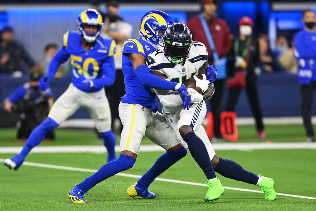 Los Angeles Rams dominan a los Seahawks en casa y les pegan 10-20, mientas Philadelphia continúa por la pelea en los Wildcards y vencen a Washington 17-27.