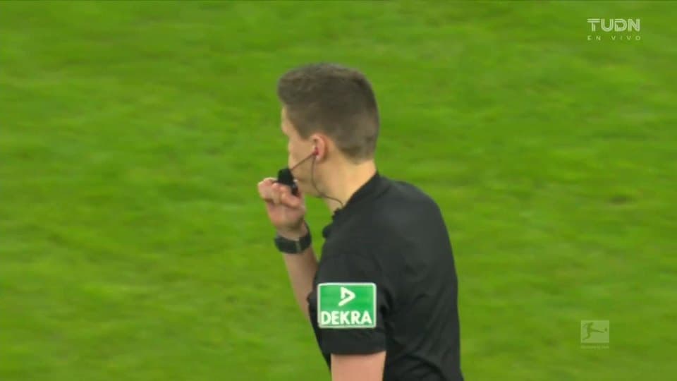 Arranca el partido y la pelota está en juego.