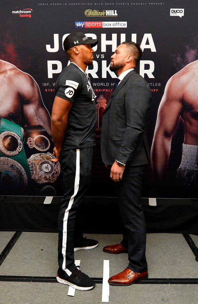 El exboxeador mexicano Marco Antonio Barrera, reconocido en Inglaterra por su victoria sobre el 'Príncipe' Naseem Hamed en 2001, regaló un par de guantes amarillos al campeón invicto FIB, IBO, y AMB de peso completo previo a su pelea con Joseph Parker el próximo 31 de marzo.