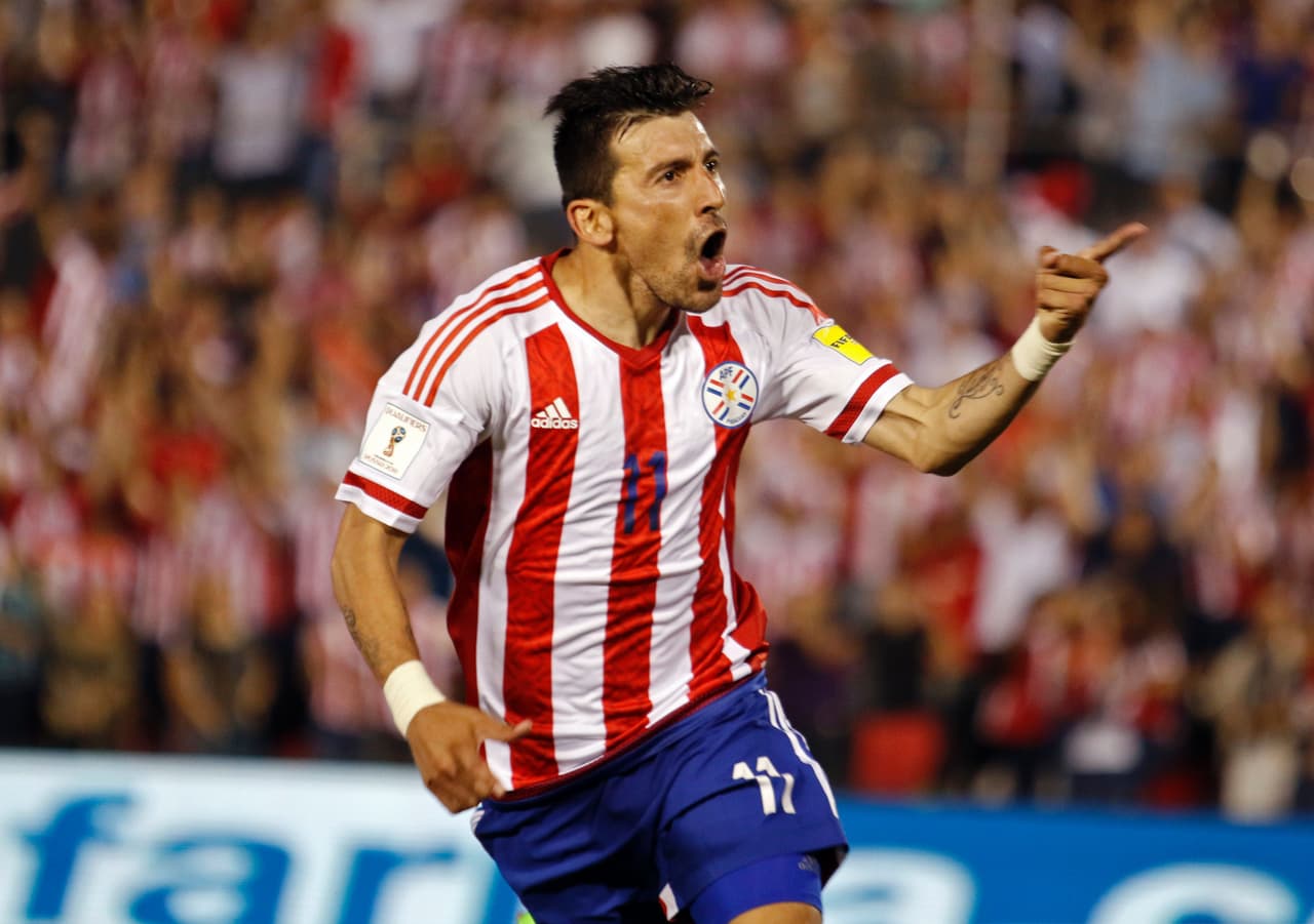 Édgar Benítez. Posición: Delantero. Edad: 28 años. Club: Querétaro (Liga MX de México). Veces seleccionado: 53. Descripción: Es un jugador muy hábil con la pelota en los pies pues aunque juega como centro delantero, sabe que hacer con el esférico y generarse el espacio para rematar a portería. Peligroso en el mano a mano, Benítez tiene experiencia para liderar el ataque sin Roque Santa Cruz. Tiene ocho goles con la selección.