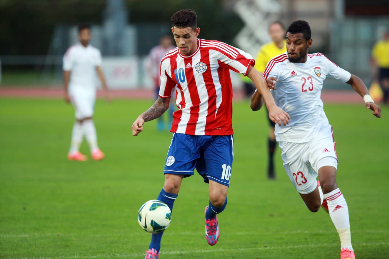 Antonio Sanabria. Posición: Delantero. Edad: 20 años. Club: Sporting de Gijón (La Liga de España). Veces seleccionado: 6. Descripción: Es una de las joyas de la nueva generación de futbolistas paraguayos que ha desarrollado su carrera en Europa. Primero estuvo en el Barça B, luego en Italia con Sassuolo y Roma y ahora juega en el Sporting de Gijón de España. Es un ariete con olfato goleador y buena movilidad en el área.