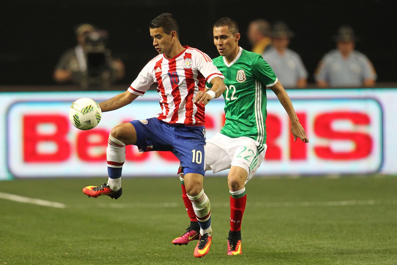 Derlis González. Posición: Delantero. Edad: 22 años. Club: Dinamo de Kiev (Ucrania). Veces seleccionado: 20. Descripción: Es uno de los futbolistas más talentosos con los que cuenta Paraguay pues aunque nominalmente es considerado delantero, en realidad su función es más similar a un media punta que se coloca detrás del hombre más adelantado. Tiene desequilibrio, agilidad, gambeta y buen remate de media distancia que ha lucido en Europa.