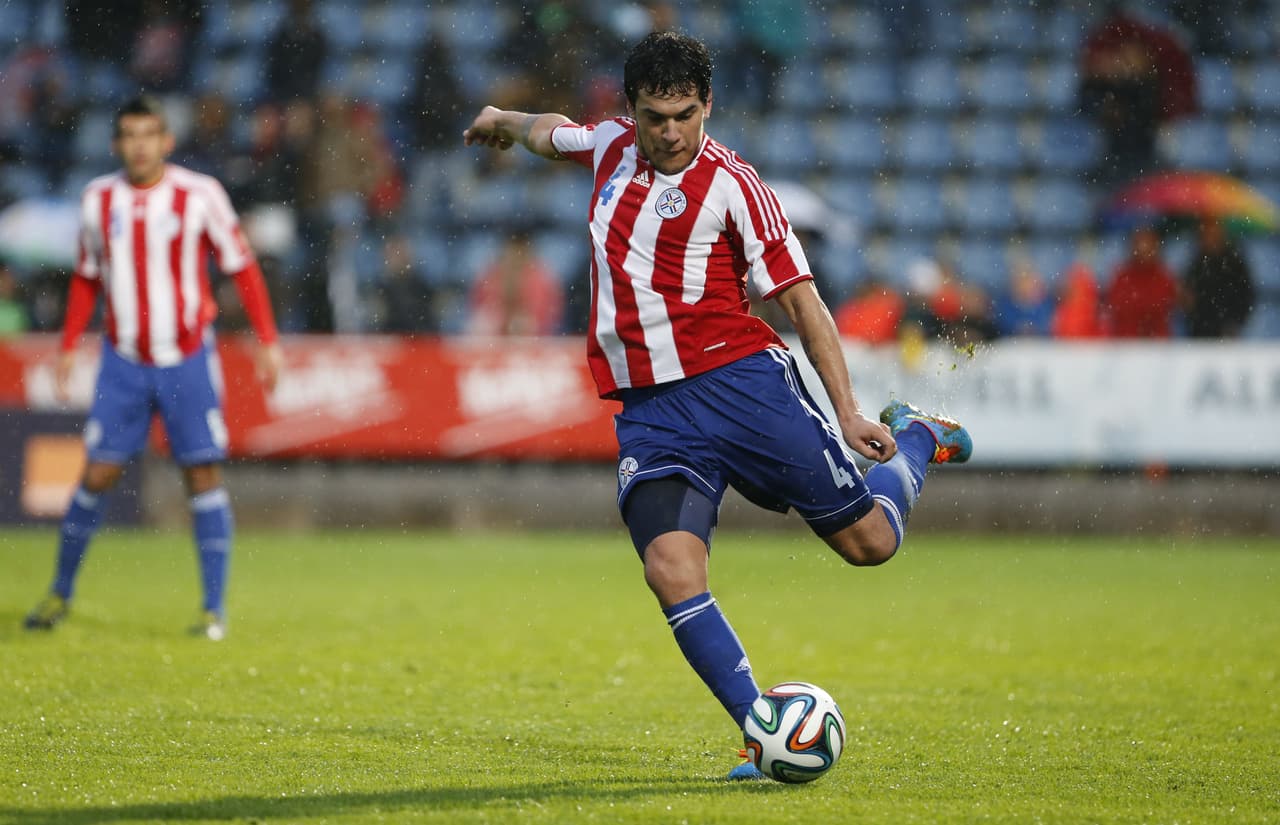 Gustavo Gómez. Posición: Defensa. Edad: 23 años. Club: Lanús (Argentina). Veces seleccionado: 13. Descripción: Empieza a ser un referente en la central de Paraguay donde hace gran mancuerna con Da Silva. Es un defensor pulcro que también va con energía a pelear la pelota y que pese a ser joven, impone respeto en el torneo argentino donde ya fue campeón con Lanús. Suele incorporarse al frente y tiene gol.