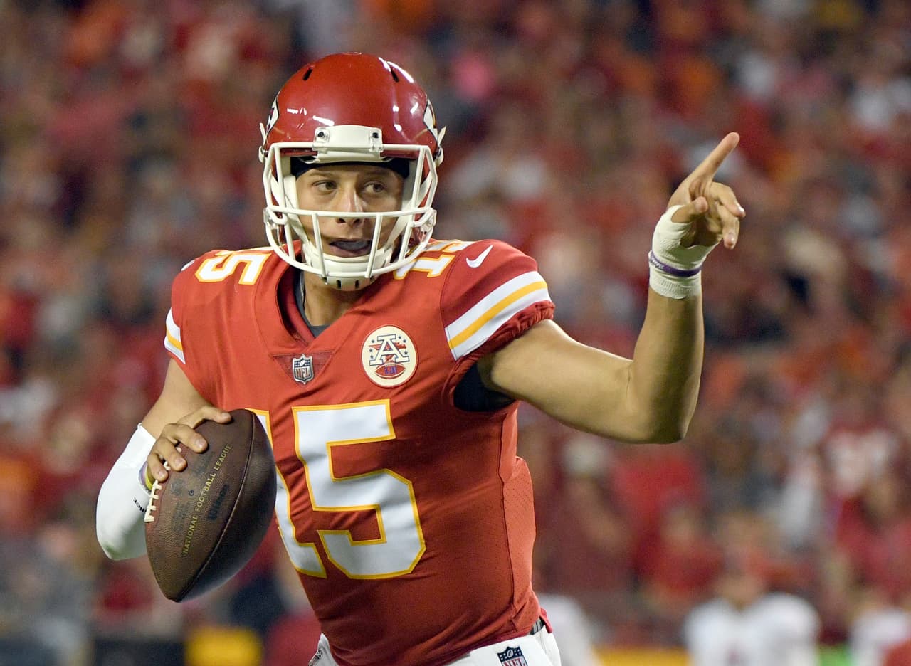Mahomes, está cumpliendo apenas su tercera temporada en la NFL y en su campaña como novato fue capaz de instalar a los Chiefs en la antesala del Super Bowl, donde se quedaron estancados ante los Patriots.