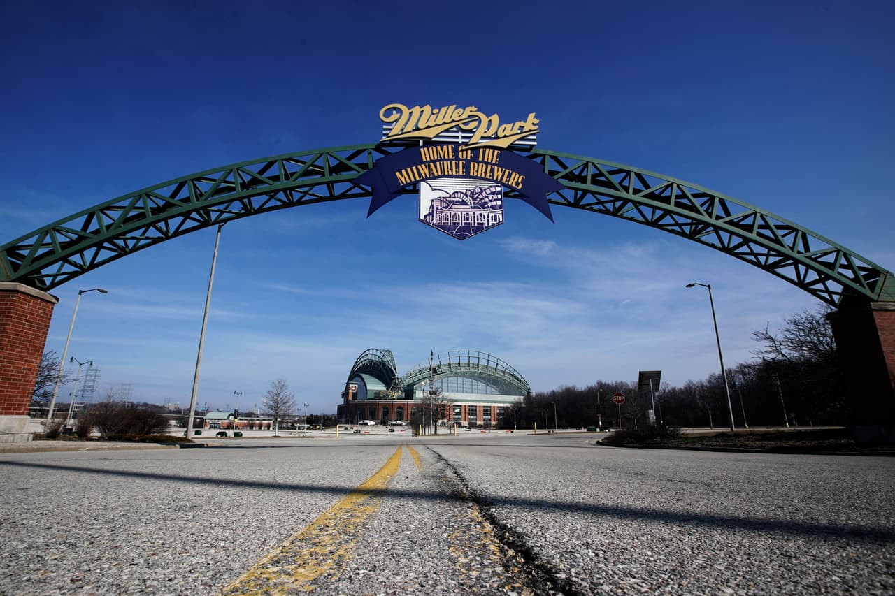 Miller Park, la casa de los Milwaukee Brewers, fue vandalizado por un sujeto.