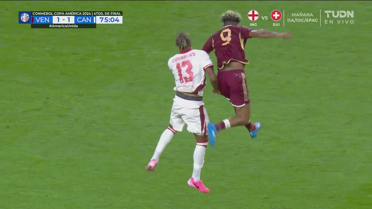 ¿Y el VAR? Codazo de Cádiz sobre Cornelius, quien queda lesionado