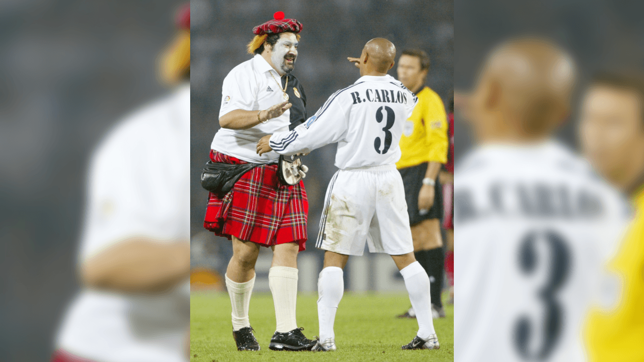 <b>¡Hubo invitados de 'lujo'!</b>
<br>- Un espontáneo brincó a la cancha para estar cerca de sus ídolos e incluso le dio un mensaje a Roberto Carlos, ambos sonrieron mientars el colegiado observaba atento.