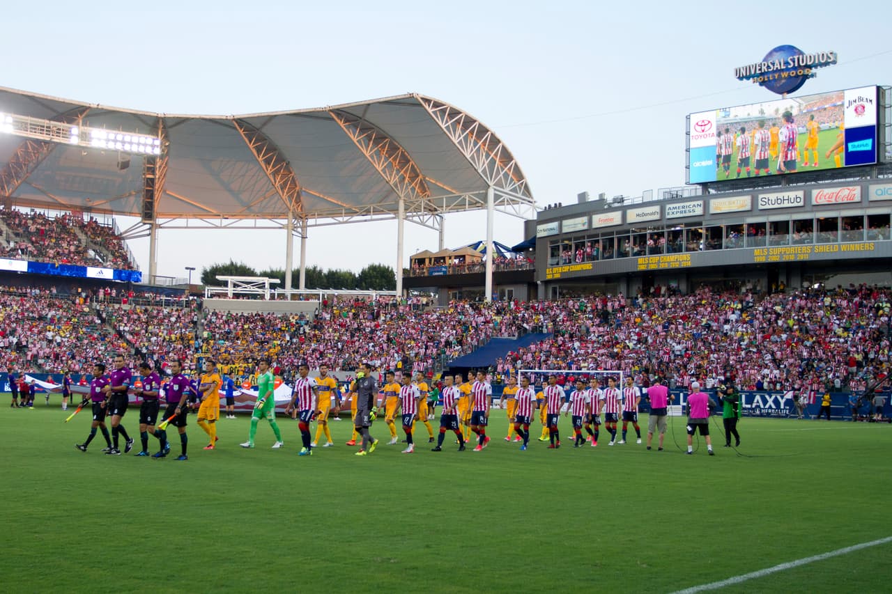 Aunque habían unos vacíos en la tribuna –menores que en el juego de la Supercopa MX–, las aficiones respondieron muy bien y el recinto californiano contó con un gran ambiente.