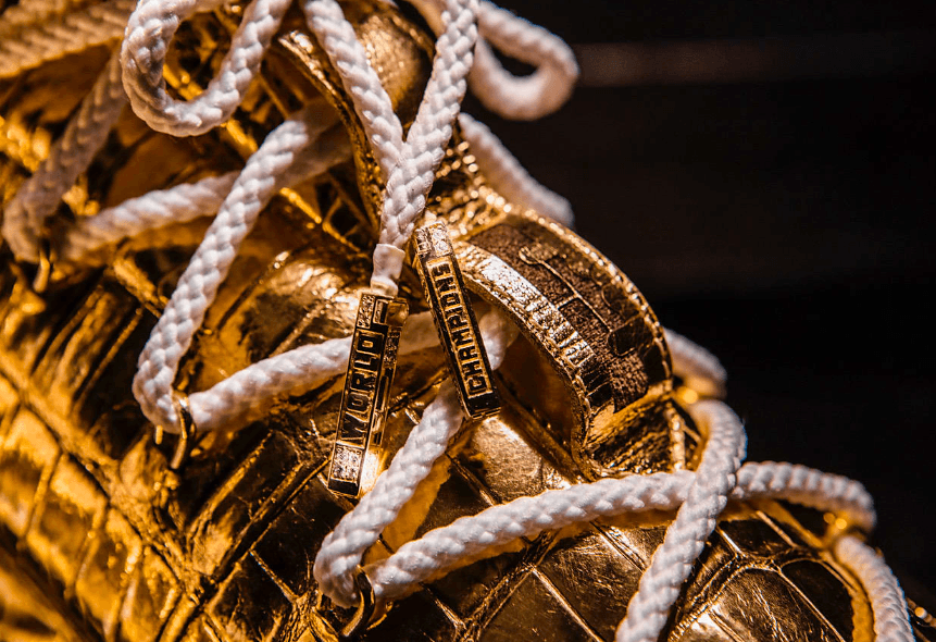 El último proyecto de Dominc Chambrone, mejor conocido como 'The Shoe Surgeon' algo así como el cirujano de los tenis, utilizó el modelo LeBron 15 y le dio un toque especial por una hazaña del Rey.