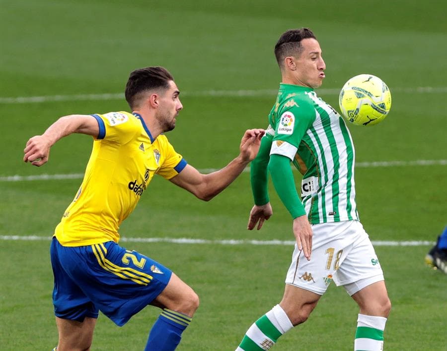 Real Betis lo logra y gana 1-0 ante Cadiz en LaLiga. El gol en solitario fue de Juanmi casi al final del partido al minuto 84'; los mexicanos Diego Lainez y Andrés Guardado tuvieron actividad en el campo durante la Jornada 25.