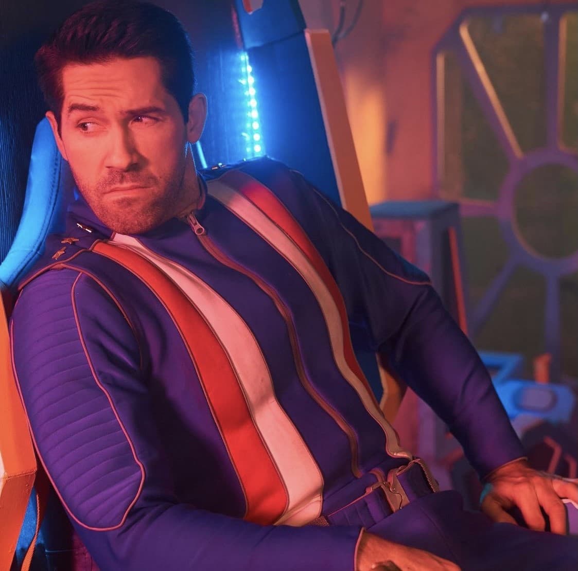 Su batalla es tan física como espiritual, pues busca redimir su alma de todos los años que invirtió manchando de sangre una ciudad fría y austera.
<br>