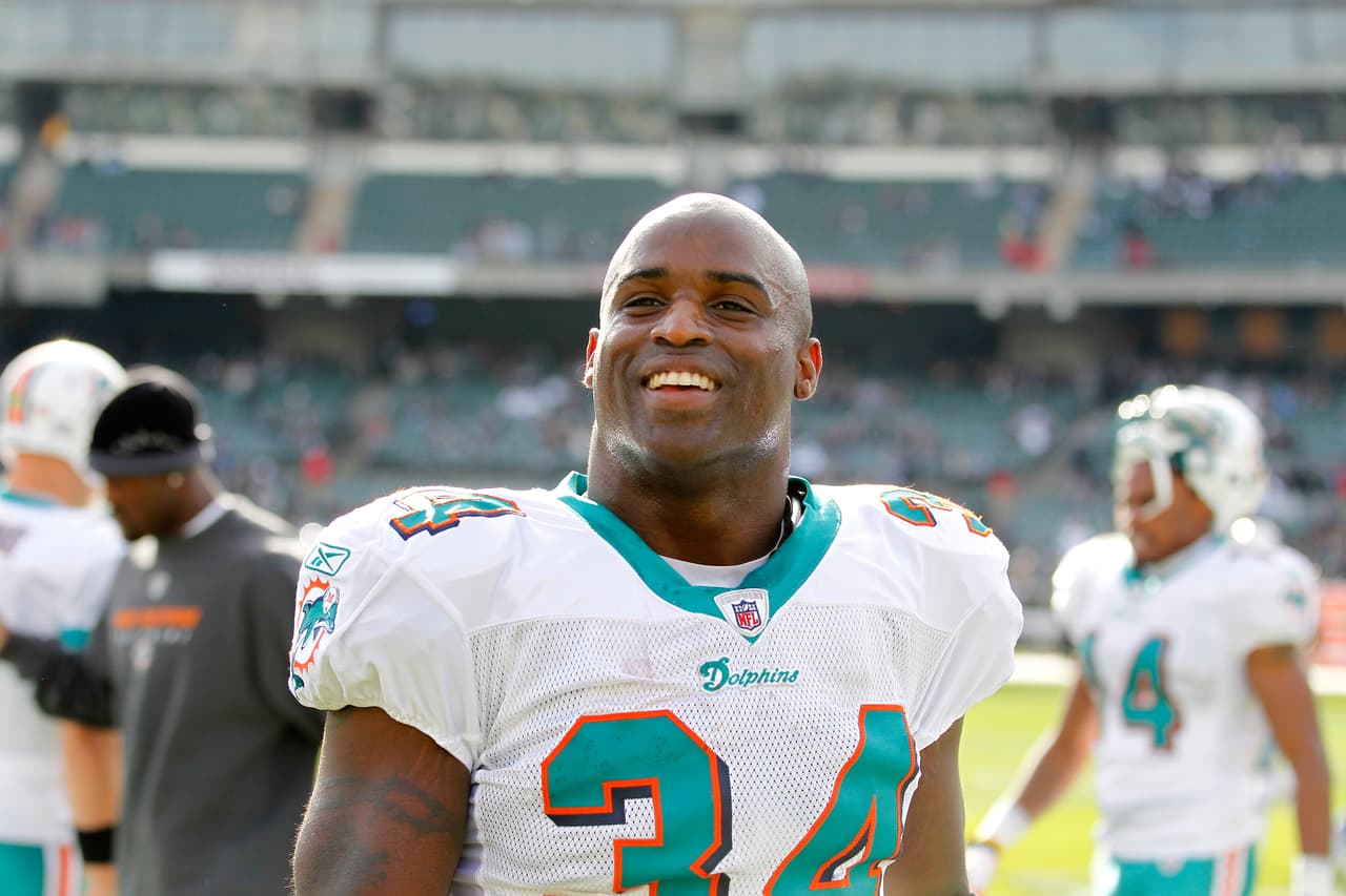<b>Ricky Williams</b>
<br>Uno de los mejores corredores de la NLF, fue suspendido por cuatro juegos tras no pasar una prueba de drogas en 2003. También tuvo que pagar una multa por $650,000 usd.