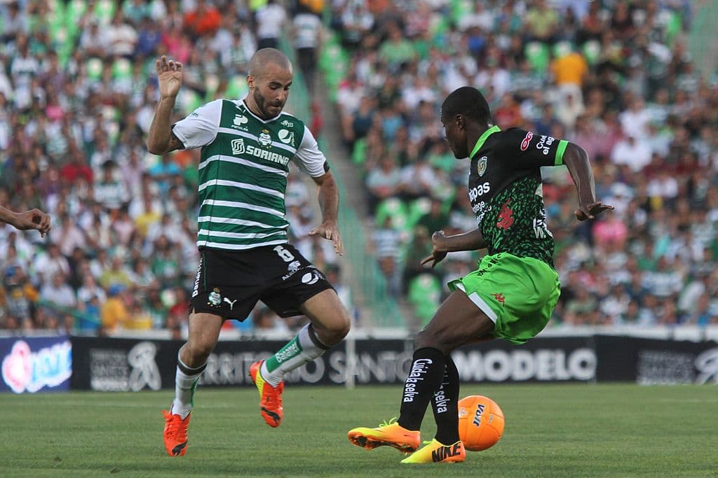 Al futbol mexicano llegó en el 2012 de la mano de Santos Laguna. Ahí jugó 70 partidos y levantó el trofeo de campeón en el Clausura 2012.