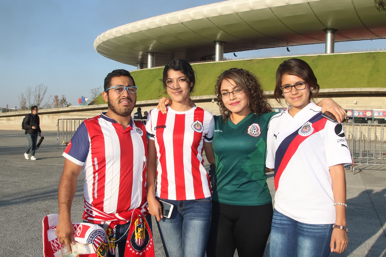 Los aficionados de Chivas se hicieron presentes en el Akron para ver a su equipo avanzar a cuartos de final.