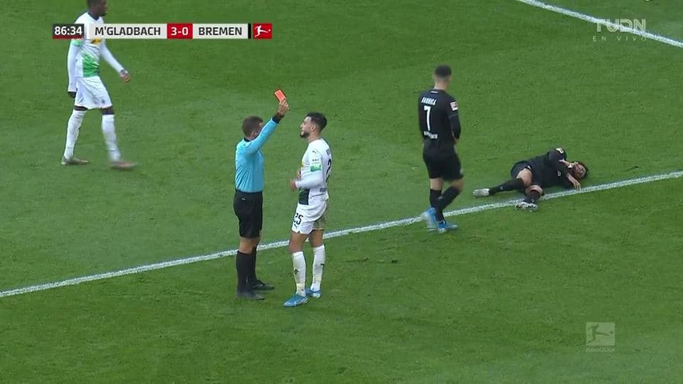¡Tarjeta Roja! Ramy Bensebaini recibe la segunda amarilla y se va del juego