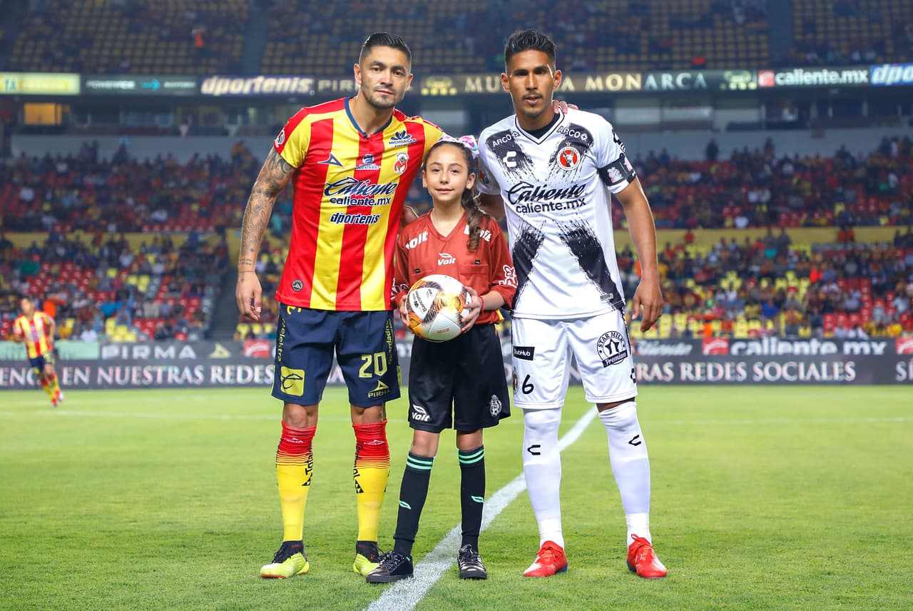 Los capitanes de Monarcas y Xolos aparecieron con una niña que representó a un árbitro.