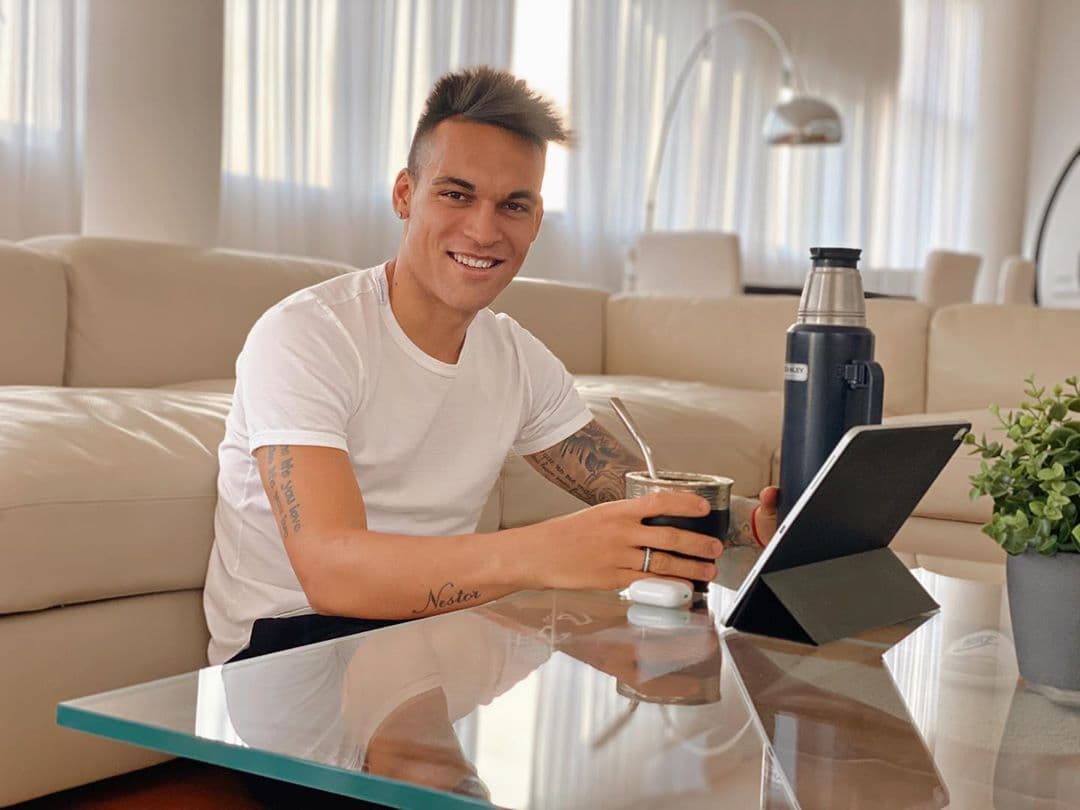 El goleador del Inter, Lautaro Martínez, aprovecha el tiempo en casa para estar con su pareja y su mascota, además de estudiar, tomar mate o hacer ejercicio, entre otras cosas.