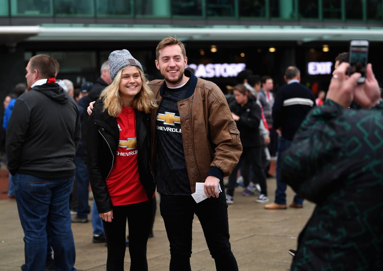Entre amigos o en pareja, los fanáticos iban llegando poco a poco al estadio de los Diablos Rojos.