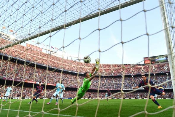 Nada pudo hacer el portero para detenerlo.