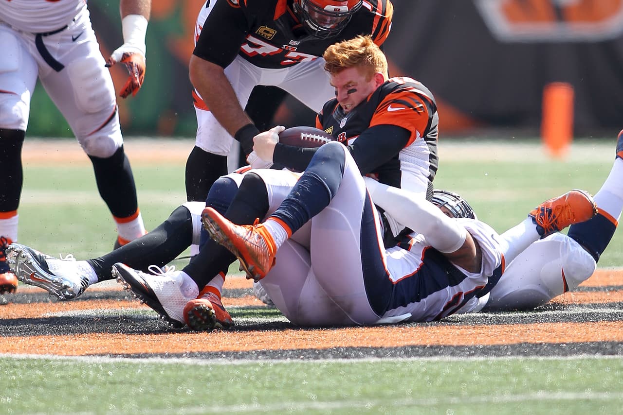 A veces uno pierde la paciencia, y a veces el casco. Eso le pasó a Andy Dalton de Cincinnati.