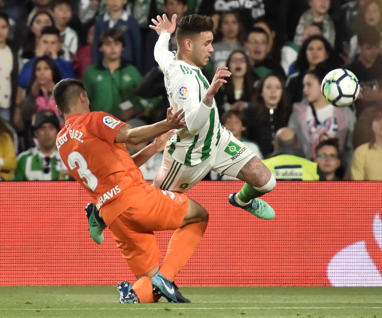 Betis se impuso 2-1 contra Málaga y llegó a 59 puntos gracias a una victoria con remontada que le permitió armar la fiesta con su gente y hacerse inalcanzable.