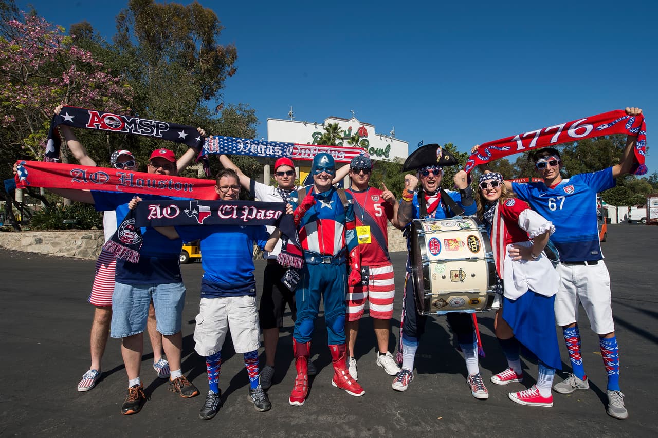 Las aficiones de México y Estados Unidos colmaron el Rose Bowl de Pasadena y armaron una gran fiesta.