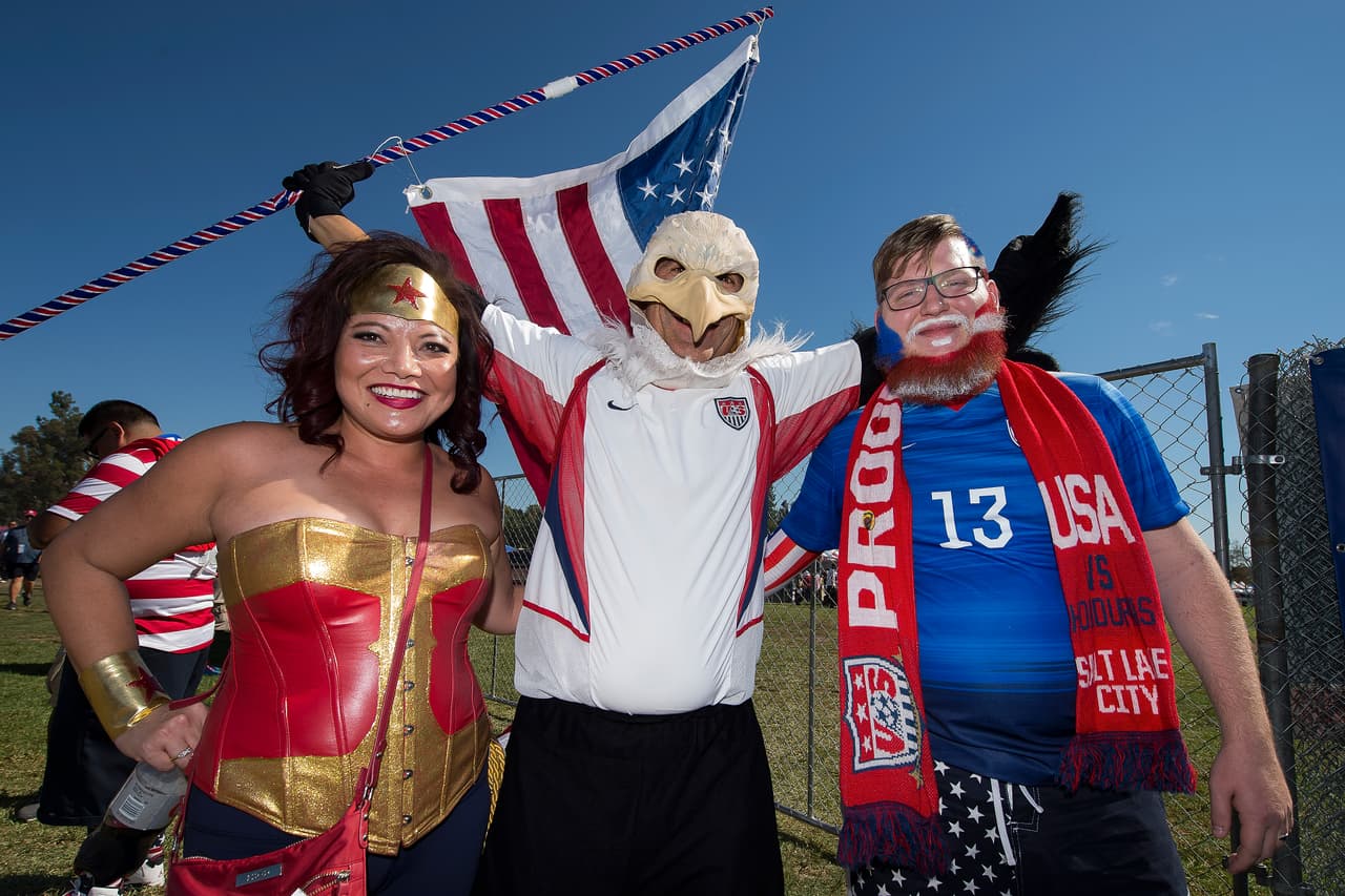 Las aficiones de México y Estados Unidos colmaron el Rose Bowl de Pasadena y armaron una gran fiesta.