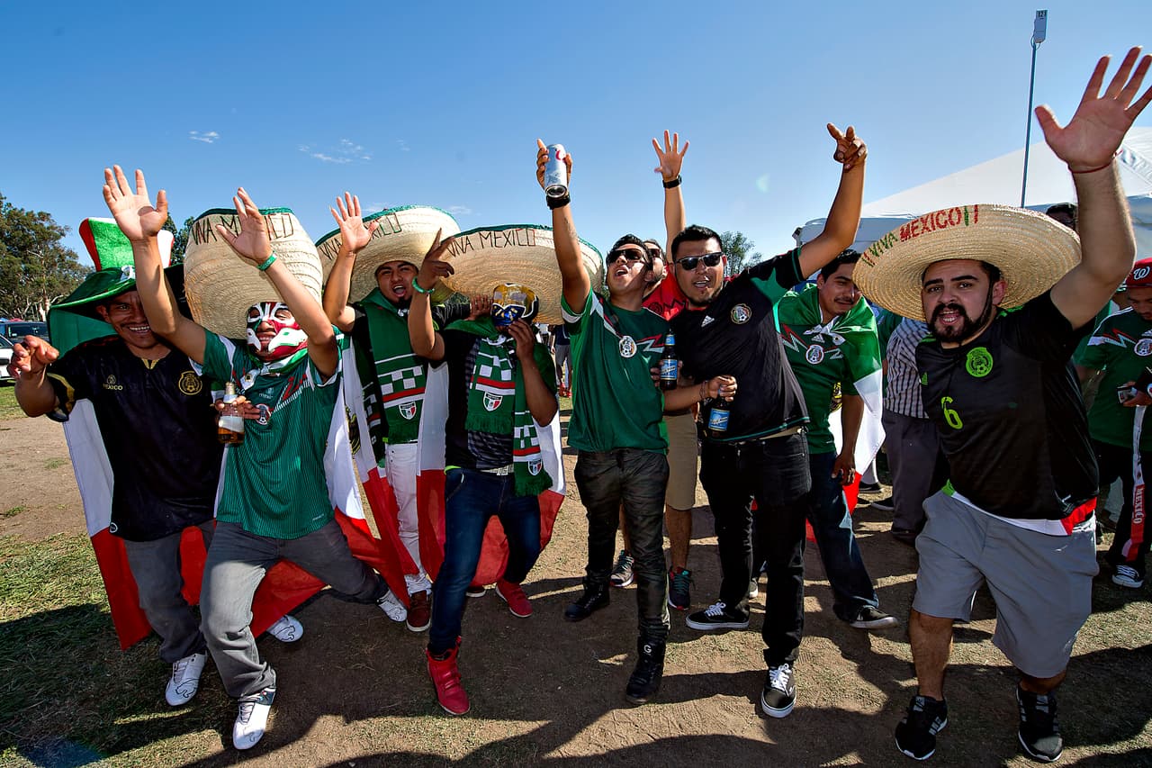 Las aficiones de México y Estados Unidos colmaron el Rose Bowl de Pasadena y armaron una gran fiesta.