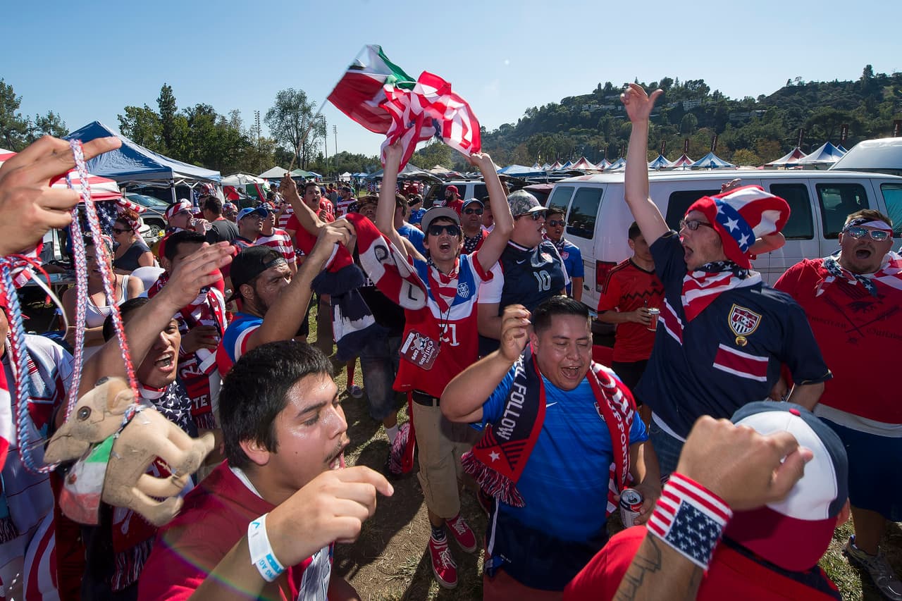 Las aficiones de México y Estados Unidos colmaron el Rose Bowl de Pasadena y armaron una gran fiesta.