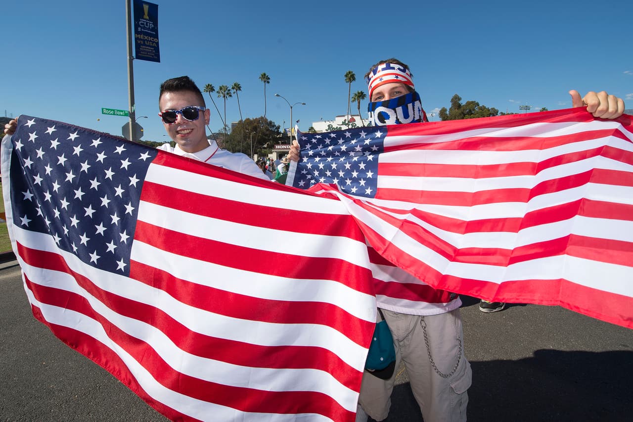 Las aficiones de México y Estados Unidos colmaron el Rose Bowl de Pasadena y armaron una gran fiesta.