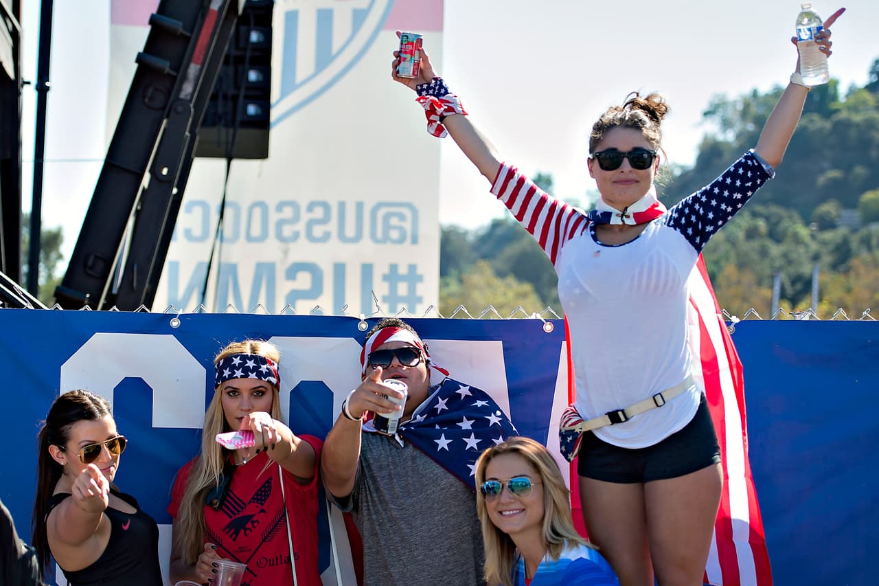 Las aficiones de México y Estados Unidos colmaron el Rose Bowl de Pasadena y armaron una gran fiesta.