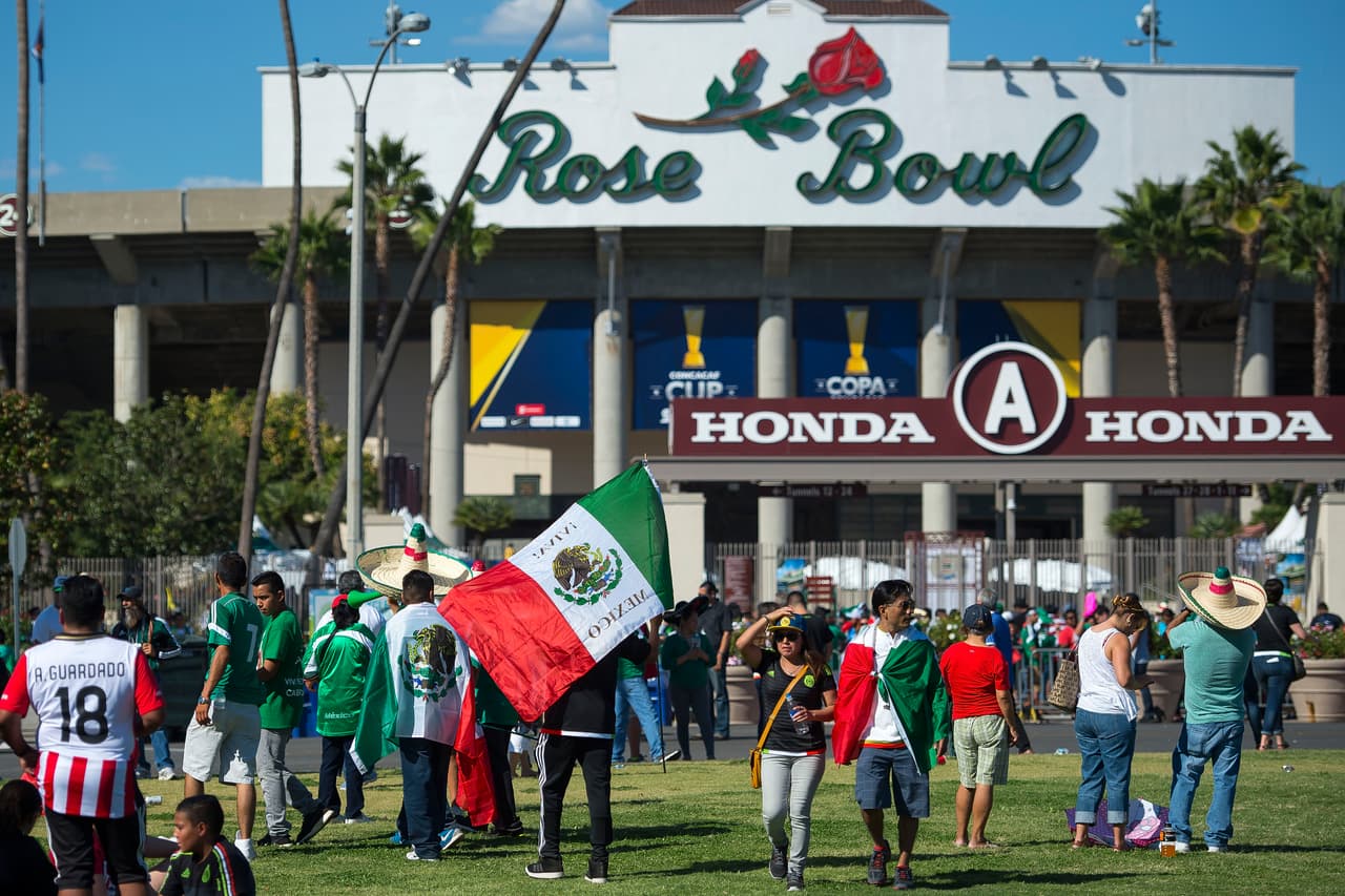 Las aficiones de México y Estados Unidos colmaron el Rose Bowl de Pasadena y armaron una gran fiesta.