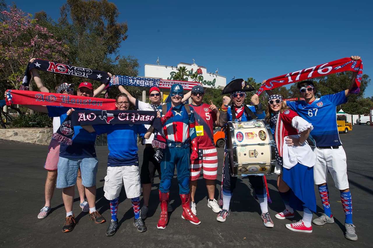 Las aficiones de México y Estados Unidos colmaron el Rose Bowl de Pasadena y armaron una gran fiesta.
