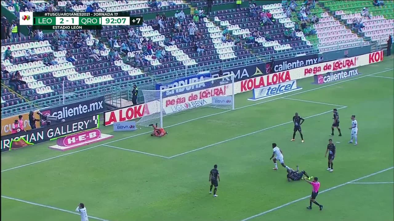 ¡TIRO ATAJADO! disparo por Hugo Silveira.