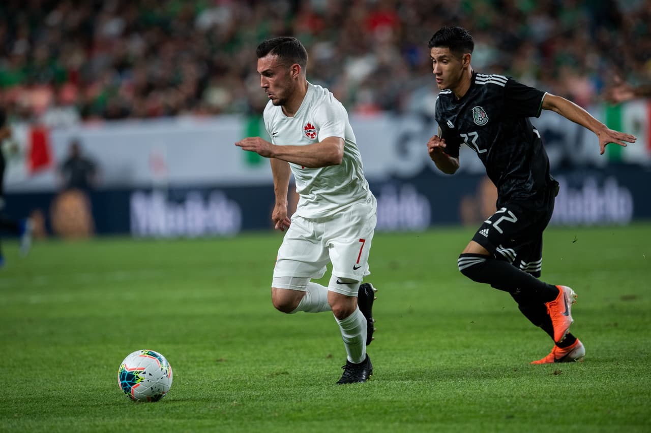 Canadá puso en circulación el esférico para arrancar el segundo tiempo y desde el inicio del complemento el Tri comenzó a presionar la salida.