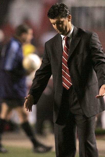 Duró más de 1 año sin trabajo luego de que fuera cesado de la Selección Mexicana el 7 de Septiembre de 2013.