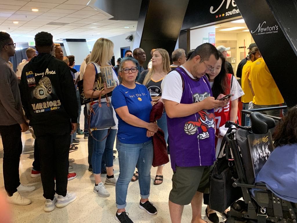 Los fanáticos de Golden State Warriors se alistan para el Juego 4 de las Finales de la NBA contra Toronto Raptors, con la ilusión de empatar la serie en casa antes del regreso a Toronto.