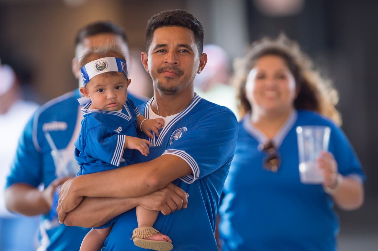 Los salvadoreños aprovecharon el partido para pasar un buen momento en familia.