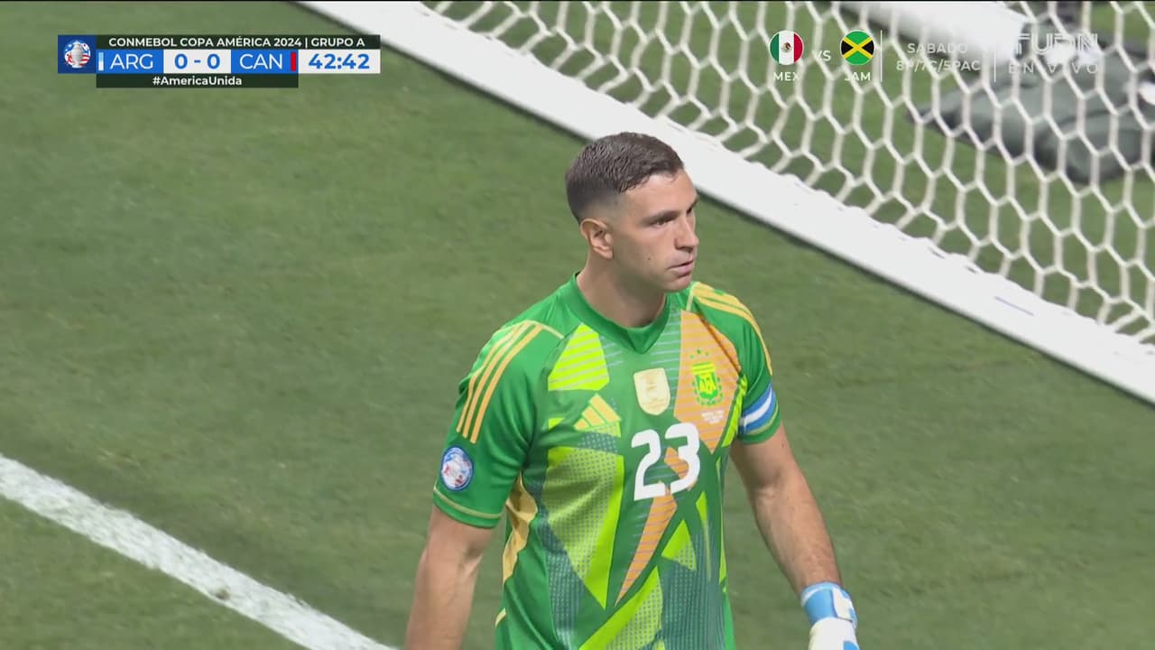 ¡Aparece Dibu! Martínez rechaza el cabezazo de Eustaquio