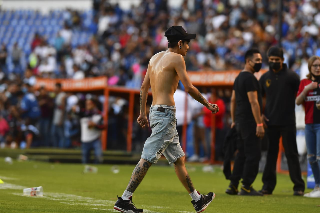 Corría el minuto 60 del partido entre Atlas y Querétaro cuando la violencia se desató en la tribuna, aficionados invadieron la cancha y luego las barras hicieron lo propio en penosas imágenes.