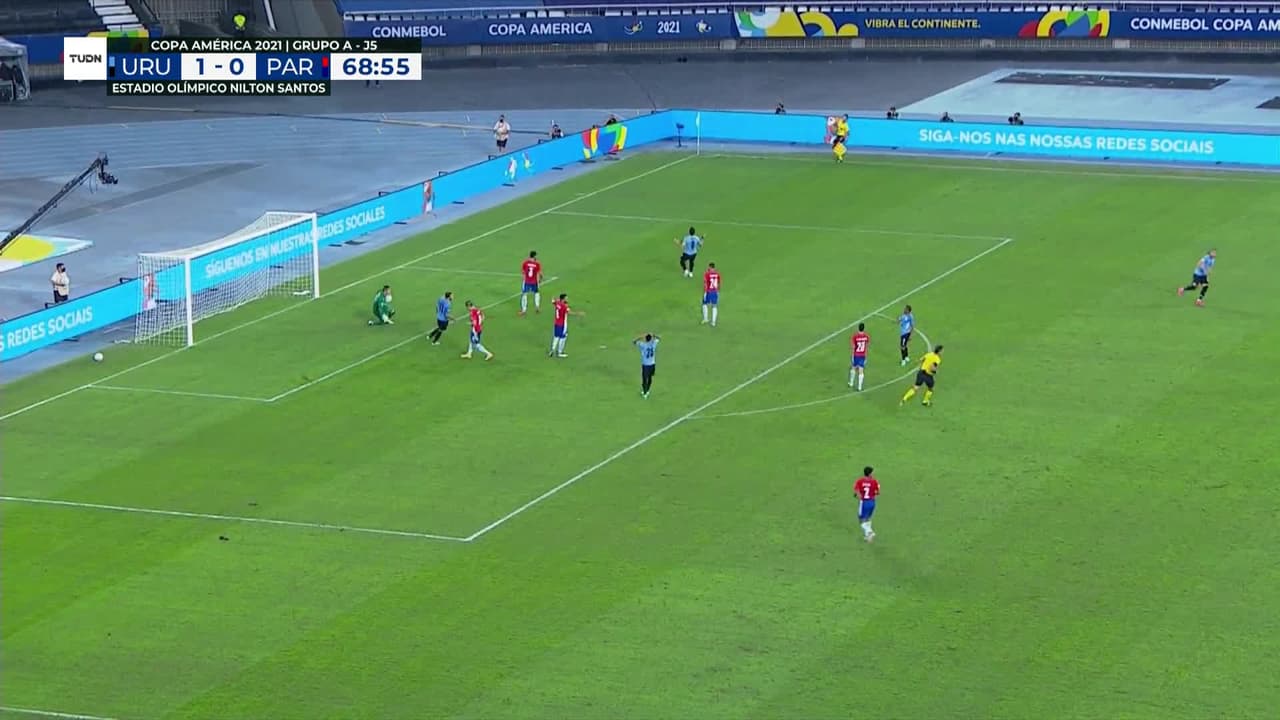 ¡TIRO ATAJADO! disparo por Luis Suárez.