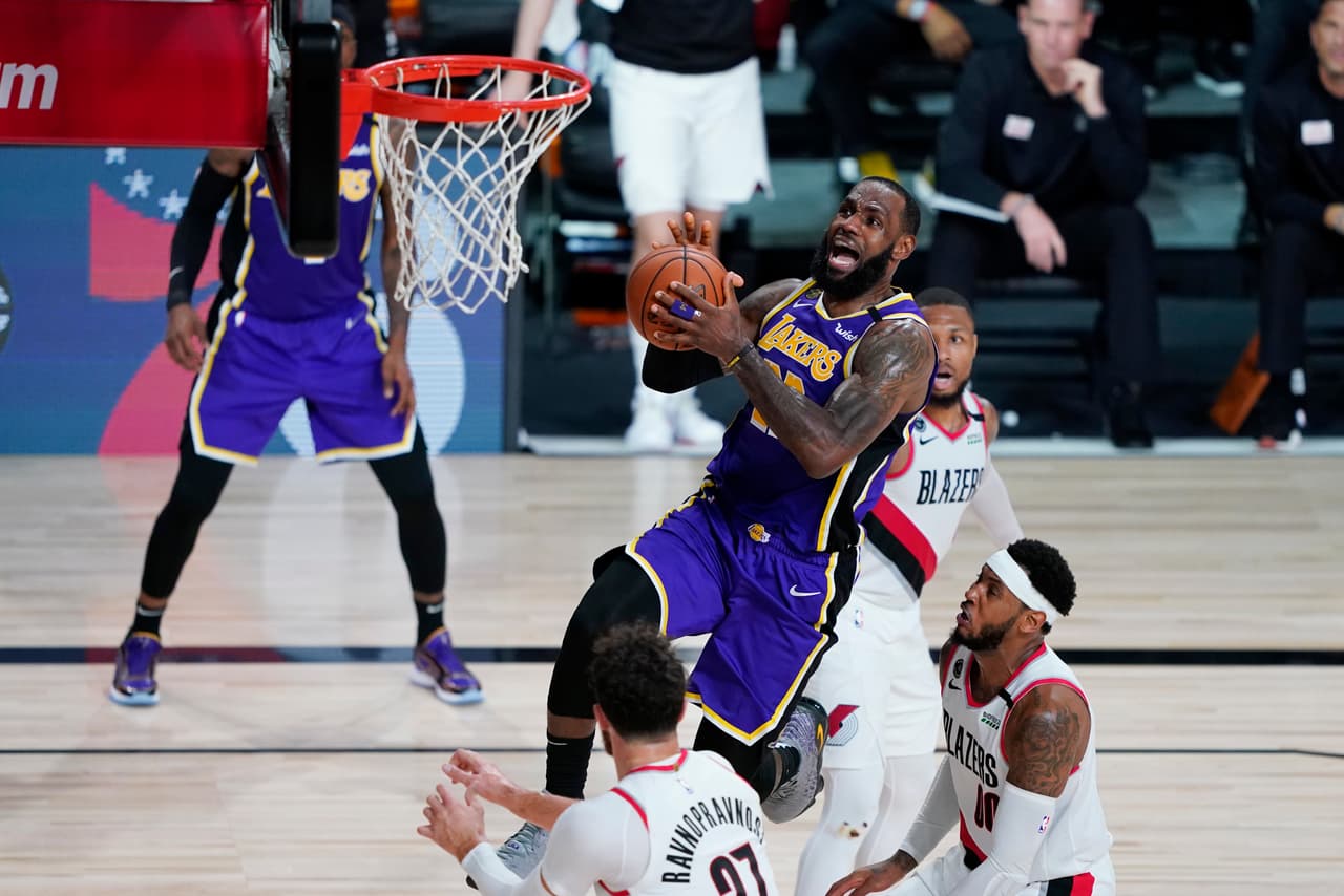 LeBron supera a Tim Duncan en Playoffs y otorga triunfo a Lakers