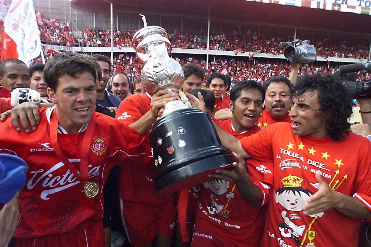 Luego en un empate se encuentran la primera y tercera posición con 12 equipos campeones.