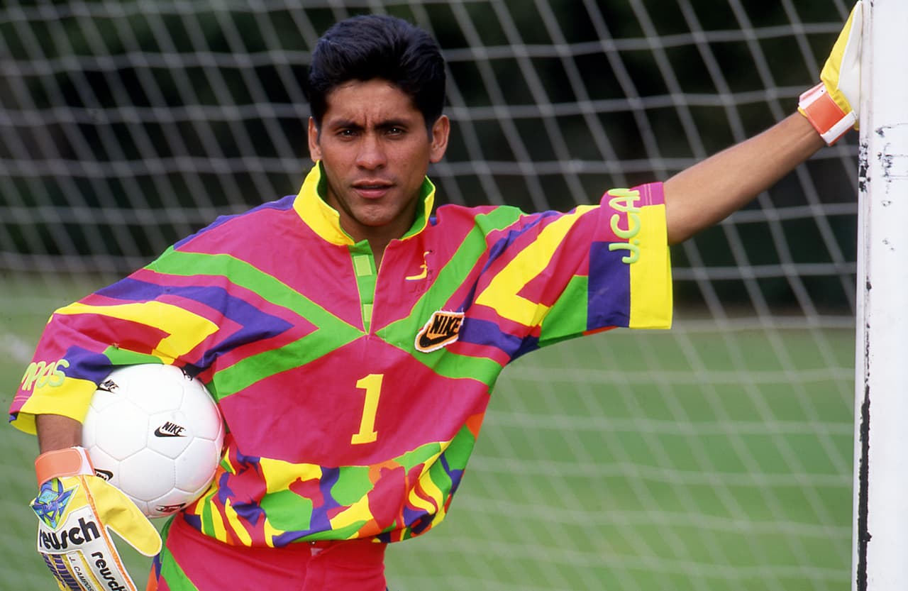 Jorge Campos marcó una época como futbolista, fue un gran portero, pero también sabía anotar.