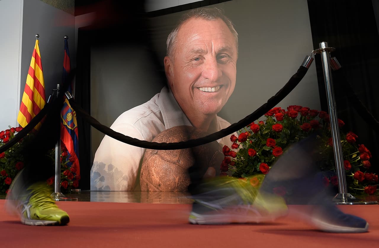 El Camp Nou recibió a cientos de aficionados para honrar a Johan Cruyff