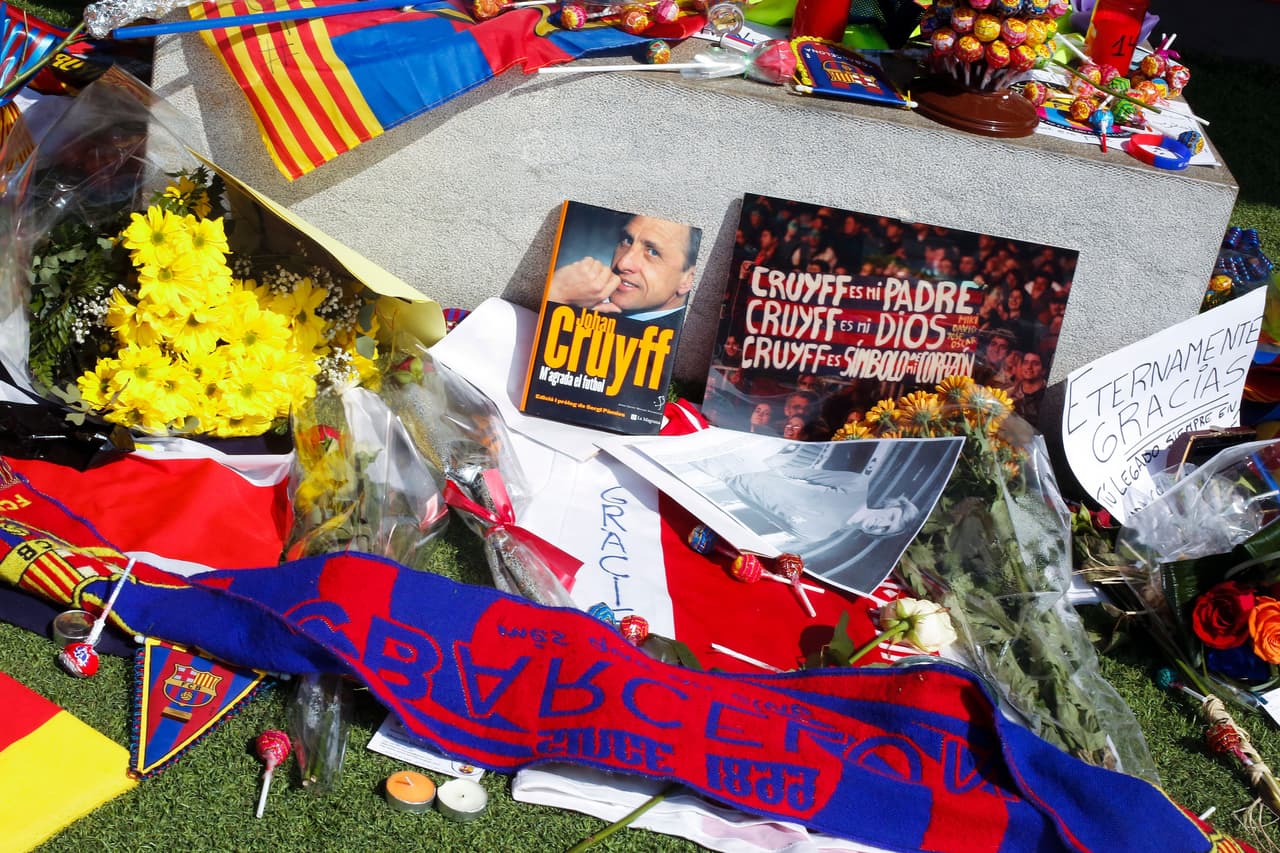 Laporta se fundió en un abrazo con Bartomeu, con quien luchó en la última contienda electoral, y después definió a Cruyff como "un hombre genial", alguien con "una personalidad excepcional, un personaje que revolucionó el fútbol con su manera de entender este deporte y la vida".