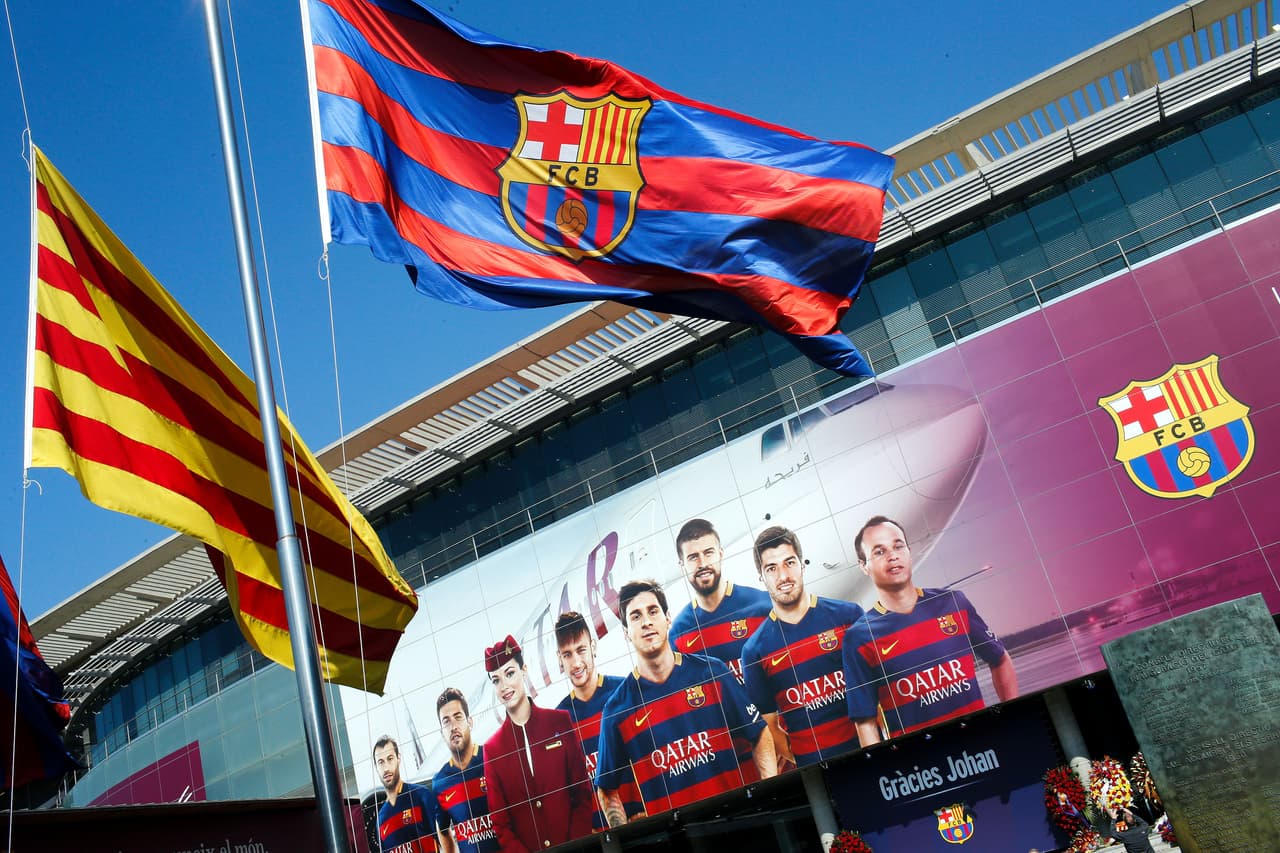 Culés de toda edad y condición, de aquí y de allá, conocidos y anónimos, todos quisieron rendir el último tributo a Cruyff, fallecido el pasado jueves en Barcelona a causa de un cáncer pulmonar que acabó con su vida a los 68 años.